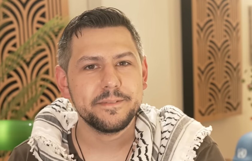 الأمن يعتقل صحافياً بريطانياً بموجب قانون الإرهاب ولأنه تحدث عن فلسطين- (فيديو)