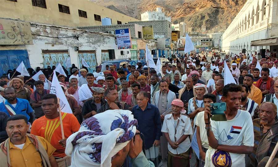 اليمن: وقفة «المكلا» الاحتجاجية تؤيد مطالب «حضرموت الجامع» وحلف القبائل