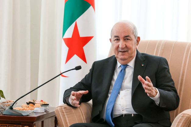 لوفيغارو: ما دام النظام الجزائري في السلطة ستظل فرنسا “أفضل أعدائه” في الخارج
