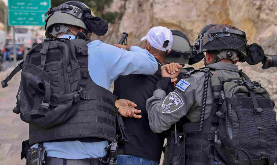 القوات الإسرائيلية تعتقل 14 فلسطينيا من الضفة الغربية