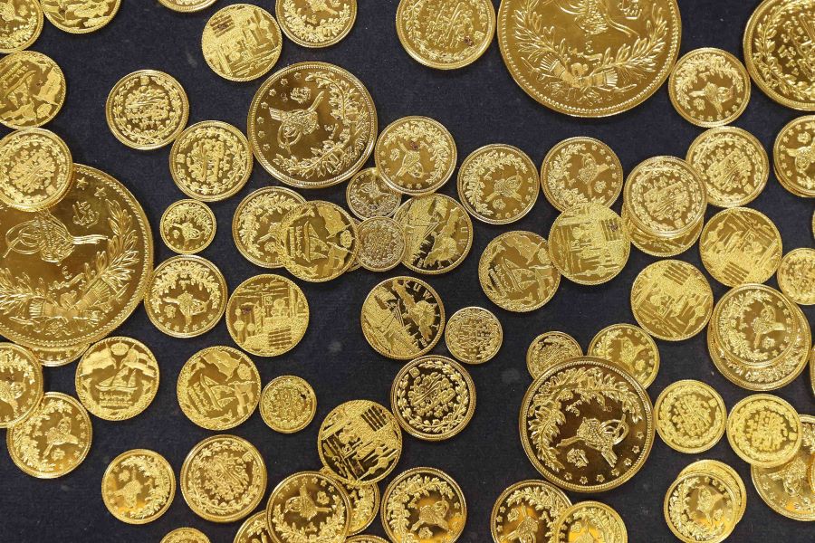 الذهب يتراجع بضغط من ارتفاع الدولار والسوق تترقب بيانات تضخم أمريكية