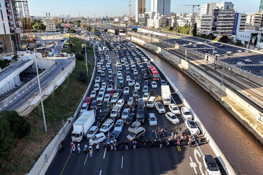 تقديرات قادة الأمن أنه يتعمد تعطيل الصفقة.. ووالدة “مختطف” للمفاوضين: تمتثلون لمجرم