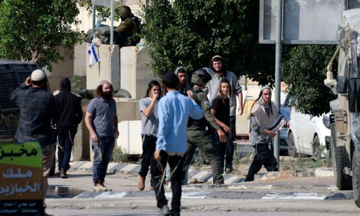 بحماية الجيش الإسرائيلي.. مستوطنون يهاجمون تجمعا فلسطينيا بالضفة- (فيديو)