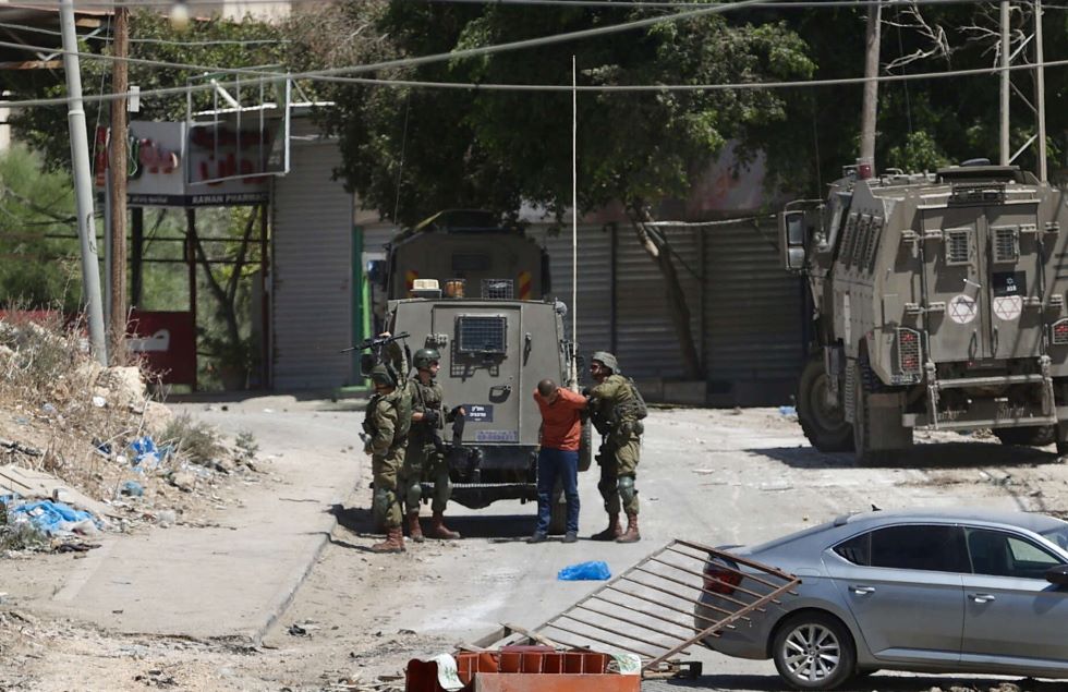 نادي الأسير: 52 صحافيا فلسطينيا معتقلون بالسجون الإسرائيلية 