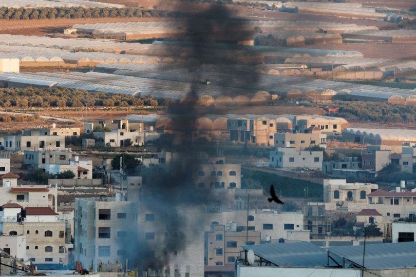 الجيش الإسرائيلي يفجر مركبة ويداهم منازل في طوباس شمال الضفة- (فيديو)