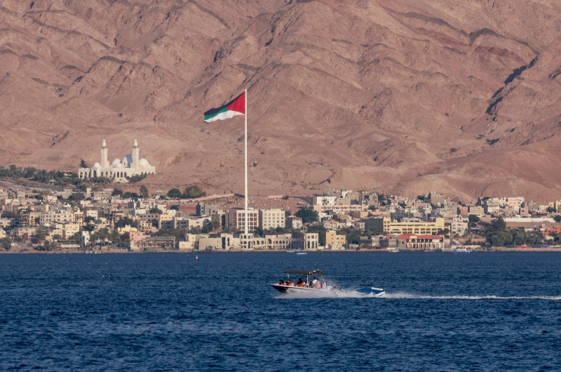 البرلمانية الإسلامية الأردنية لبنى النمور في أول نشاط: “ضد المشاهد العارية في العقبة”.. ومطالب بـ”التصدي المعرفي” لإسرائيل