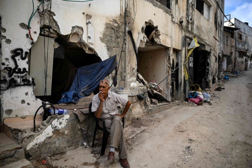  آثار الدمار الذي خلفه الاحتلال في جنين Jenin-man-smoking-damar