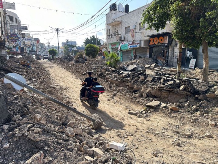  آثار الدمار الذي خلفه الاحتلال في جنين Jenin-road-after-tajreef