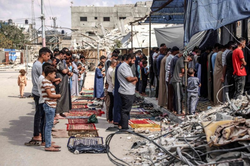 فلسطينيون يقيمون صلاة الغائب على الشهيد يحيى السنوار في غزة