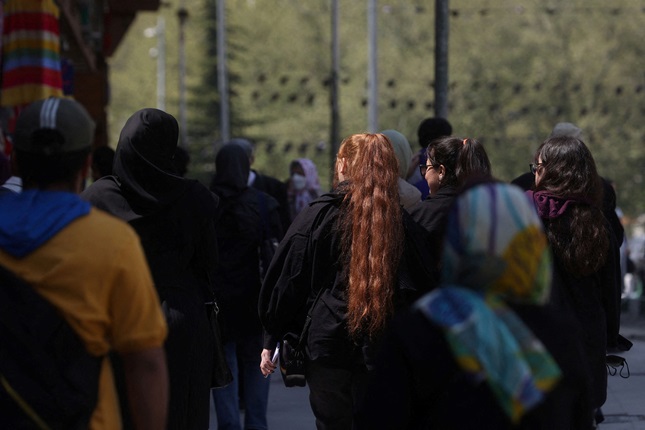 فتاة تتجرّد من ملابسها الخارجية بجامعة إيرانية احتجاجاً على قواعد الزي الصارمة