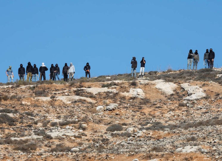 مستوطنون إسرائيليون يهاجمون مزارعين في الضفة الغربية المحتلة