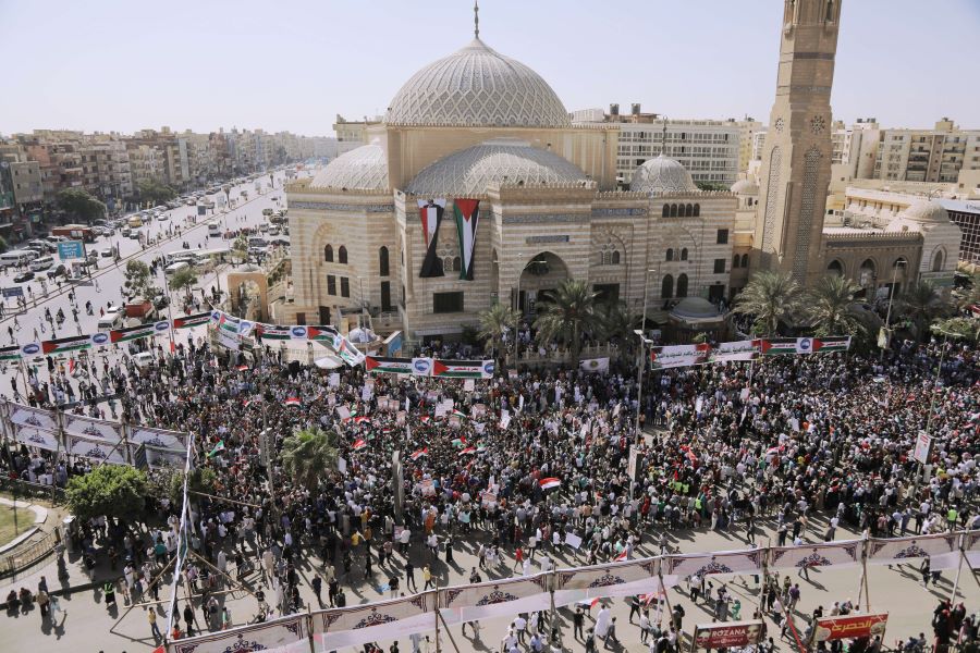 طفل مصري يثير مواقع التواصل بسبب ردة فعله بعد مقابلته شابا غزيا- (شاهد)