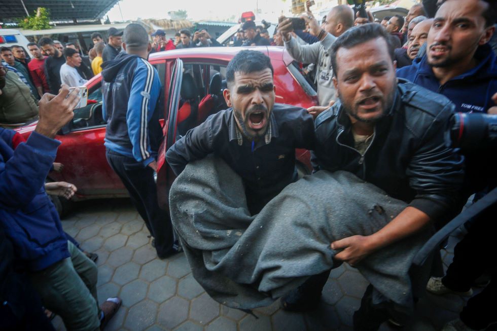 بينهم رئيس بلدية “دير البلح” وصحافي.. استشهاد 21 فلسطينيا في قصف جوي إسرائيلي في قطاع غزة- (فيديو)