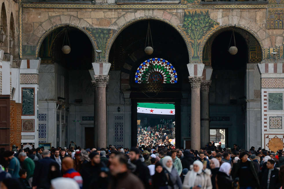 دمشق.. إزالة اسم حافظ الأسد من جدار المسجد الأموي