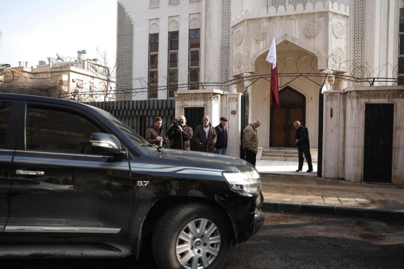 قطر تعيد فتح سفارتها في دمشق وترفع علمها فوق المبنى- (فيديو)