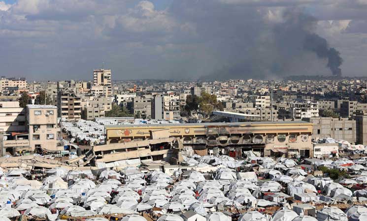 إمعانا بالإبادة.. إسرائيل تقصف مخيما للاجئين في غزة وتقتل 7 فلسطينيين- (فيديو)