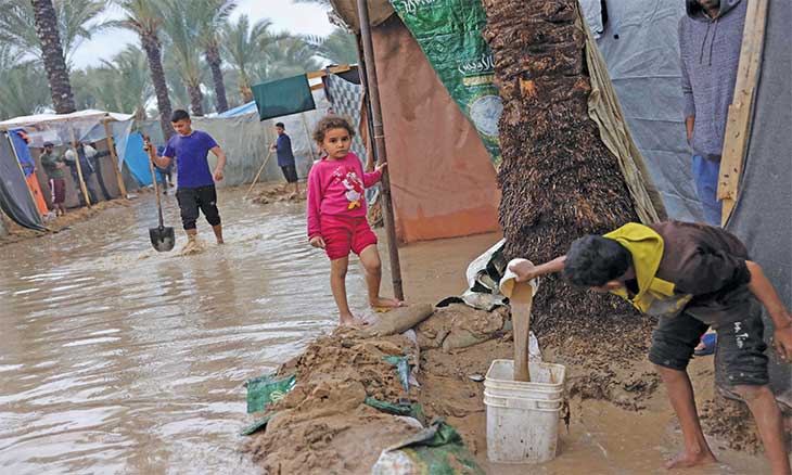 انتشال 120 جثة شهيد فلسطيني من تحت أنقاض غزة