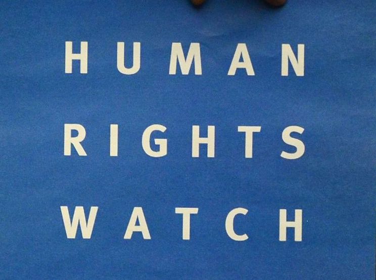 “هيومن رايتس ووتش” تتهم قوة متحالفة مع الجيش بمهاجمة قرية وسط السودان