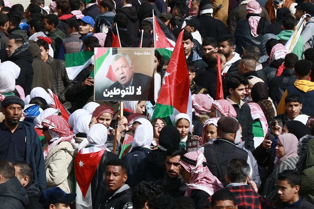 إيكونوميست: هل تؤدي الاضطرابات ورياح التغيير في المنطقة إلى زعزعة استقرار الأردن؟