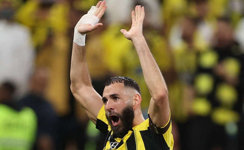 بنزيمة سعيد برباعية الاتحاد في مرمى الهلال بالدوري السعودي