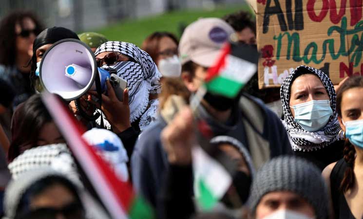 متظاهرون مؤيدون للفلسطينيين يقتحمون “كلية برنارد” في نيويورك- (شاهد)