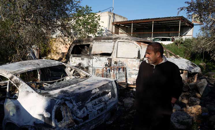 مستوطنون يهاجمون بلدة فلسطينية ويحرقون 3 مركبات وسط الضفة- (صور)