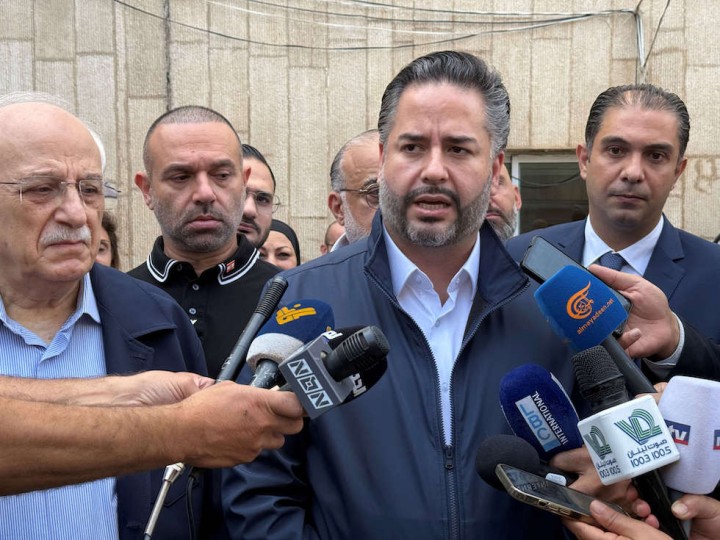 القضاء اللبناني يمنع وزير اقتصاد سابق من السفر بعد تهم بالاختلاس والابتزاز