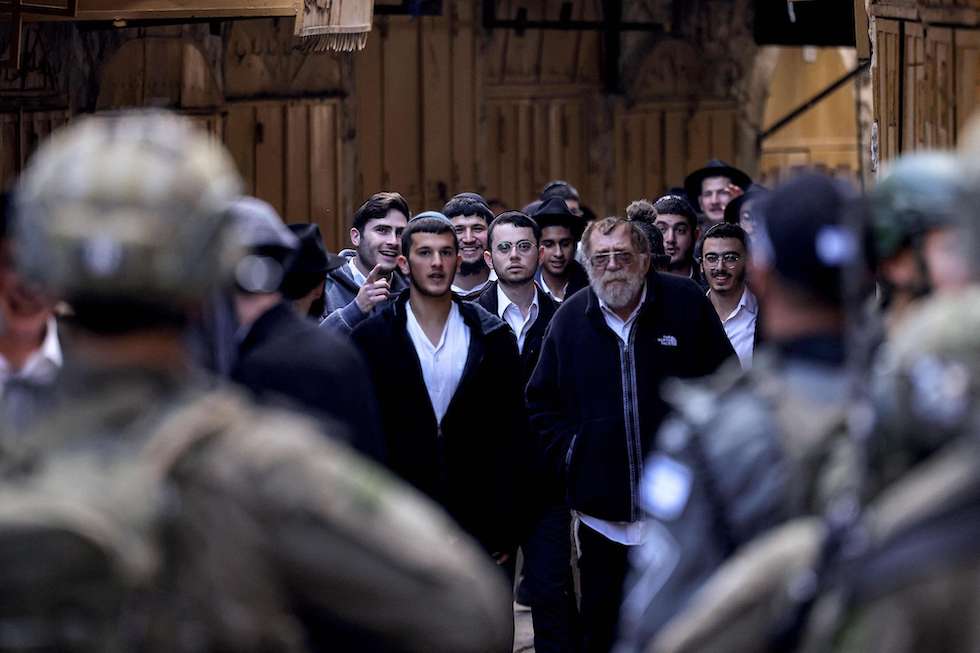 “سنسرع قدوم المسيح”.. جيش يأتمر بأمر المستوطنين: كلنا خدم في كنيس سموتريتش