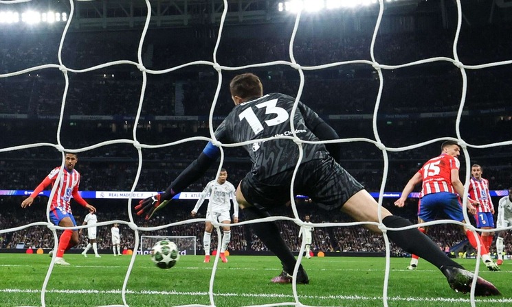 دياز يقود ريال للفوز 2-1 على أتليتيكو في دوري الأبطال