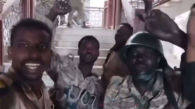 الجيش السوداني يعلن السيطرة على القصر الرئاسي والوزارات بالخرطوم- (فيديو)