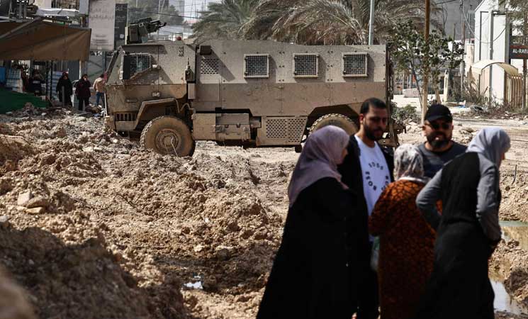 فلسطينيو مخيم نور شمس يشاهدون بحسرة هدم الاحتلال منازلهم