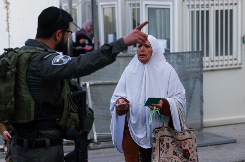 إسرائيل تشدد قيودها على وصول فلسطينيي الضفة إلى المسجد الأقصى 