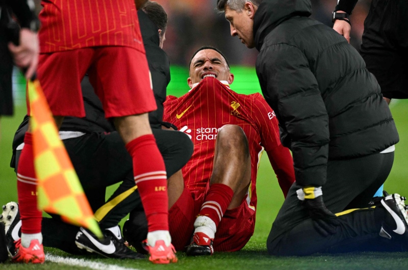 ليفربول قد يفقد جهود أرنولد في نهائي كأس الرابطة الإنكليزية