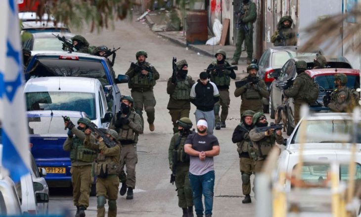 قوات الاحتلال الإسرائيلي تعتقل 30 فلسطينيا من الضفة الغربية