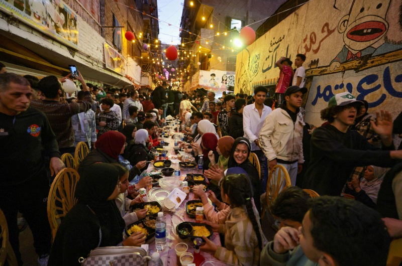 أكبر إفطار شعبي في مصر: 75 ألف وجبة و2500 طاولة يحتضنها 20 شارعا في المطرية- (فيديوهات)