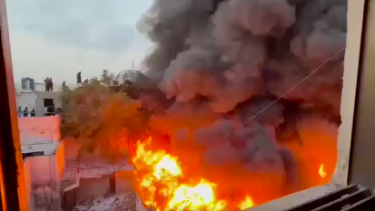 حريق ضخم في غزة وتدمير مركبات الدفاع المدني يعوق جهود الإطفاء- (فيديو)