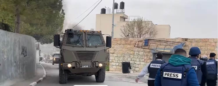بينهم صحافي.. جيش الاحتلال الإسرائيلي يصيب فلسطينيين بالخليل والقدس-(فيديو)