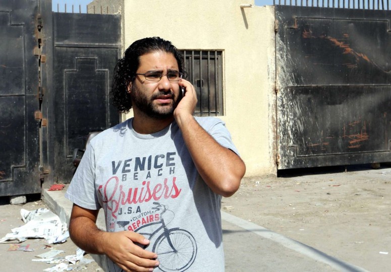 وفد نسائي يسلم القصر الرئاسي عريضة تطالب بتدخل زوجة السيسي للإفراج عن الناشط علاء عبد الفتاح