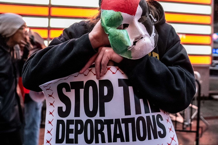 اعتقال الطالب الفلسطيني بجامعة كولومبيا محسن مهداوي من قبل عناصر الأمن الداخلي الأمريكي أثناء مقابلة التجنيس