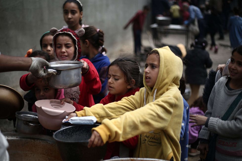 حكومة غزة: إسرائيل تمنع المساعدات وتحاول تمرير مخططات مشبوهة بالقطاع