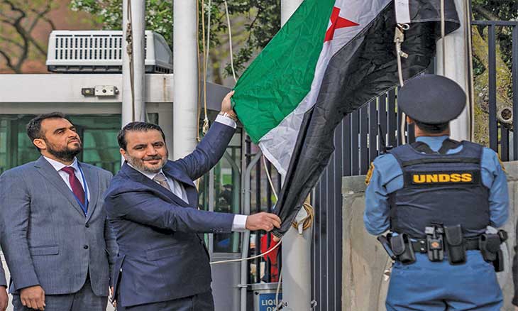 علم سوريا الجديد على مقر الأمم المتحدة… والشيباني من مجلس الأمن: يدنا ممدودة لدول الجوار والإقليم